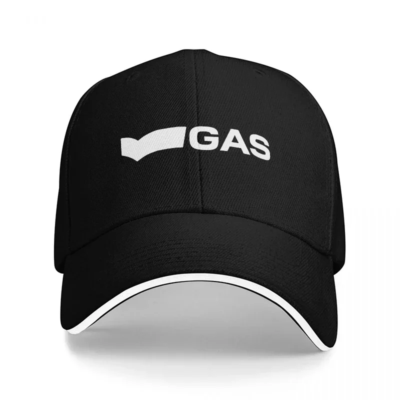 Urban Streetwear Brand - 新しいGASブランドロゴ入りブラックベースボールキャップ、ホワイトトリムと大胆なフロント刺繍デザインで都会的なストリートウェアスタイルに。